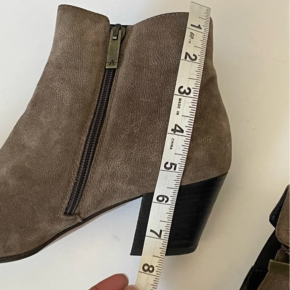 AQuatalia Faylynn Suede Leather Ankle Boots Side Zipper Taupe Neutral Size 8.5